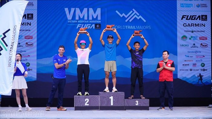 Các vận động viên nam nhận giải nhất, nhì, ba ở cự ly 70 km.