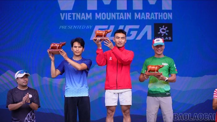 Các vận động viên nam nhận giải nhất, nhì, ba ở cự ly 10 km.