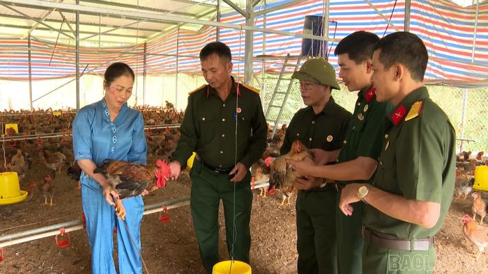 Trang trại gà của cựu chiến binh Vũ Mạnh Thắng (thứ 3 từ phải sang), thôn Hạnh Phúc, xã Quy Mông.