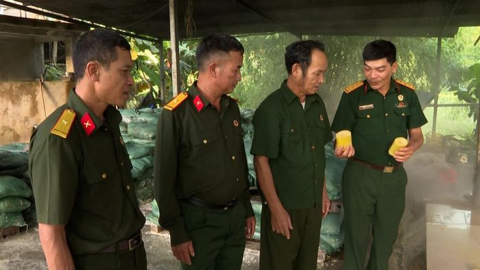 Cựu chiến binh Hà Văn Liêm, thôn Đồng Cát, xã Quy Mông (thứ 2 từ phải sang).
