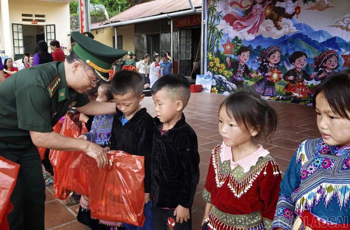 Đại tá Trần Quang Tùng - Bí thư Đảng ủy, Chính ủy BĐBP tỉnh Lào Cai tặng quà cho học sinh tại điểm Trường Dào Dần Sán, xã Si Ma Cai.