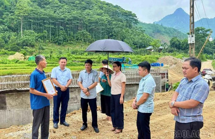 Xã Phúc Khánh biểu dương hộ dân tích cực hiến đất để mở rộng đường giao thông nông thôn.