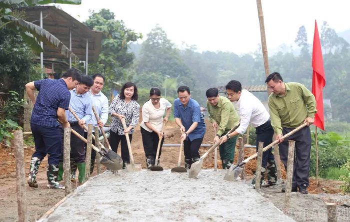 Xã Phúc Khánh tổ chức phát động làm đường giao thông nông thôn.