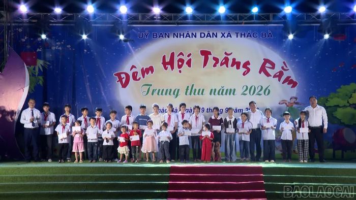 Ban Tổ chức trao quà tặng các em thiếu nhi có hoàn cảnh khó khăn, có thành tích trong học tập.