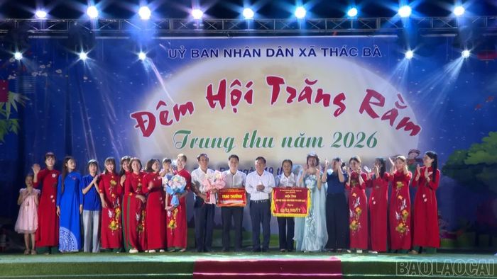 Đội thi thôn Đại Minh giành giải Nhất Hội thi mô hình đèn lồng.