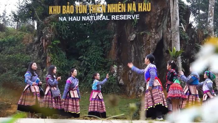 Đồng bào dân tộc Mông tham gia chơi trò chơi ném pao truyền thống.