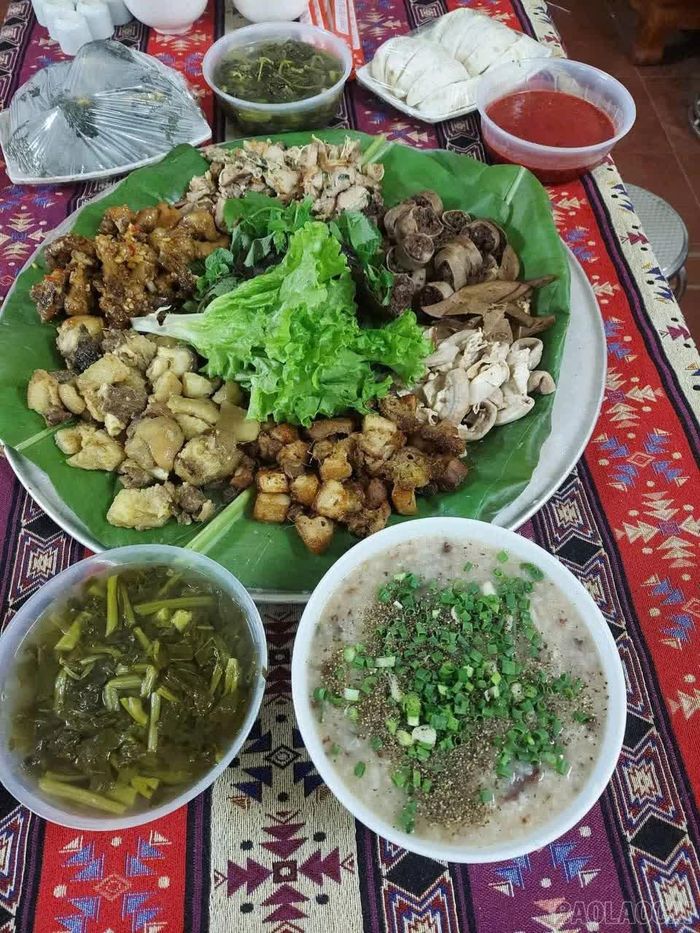 Các món ăn mang hương vị địa phương phục vụ du khách tại homestay của gia đình anh Sùng A Dơ.