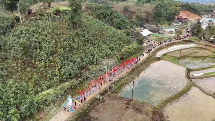 Đông đảo người dân tham gia rước ảnh Bác Hồ - phần nghi lễ đầu tiên của lễ hội cúng rừng tại xã Tân Hợp.