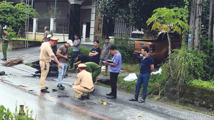 Kiểm sát viên cùng cơ quan điều tra khám nghiệm hiện trường.
