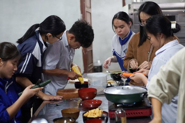 Các học viên trong lớp bánh học cách xử lý nguyên liệu