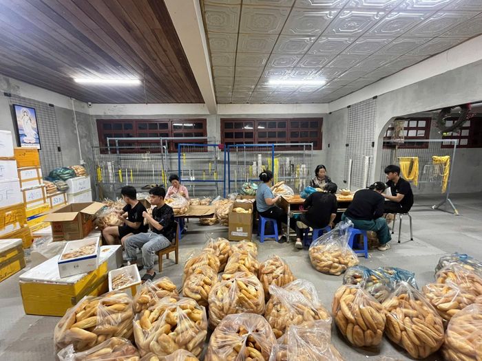 Các học viên Điếc cùng tham gia làm bánh mì gửi đồng bào miền Trung bị ảnh hưởng do bão lũ vào cuối năm 2025