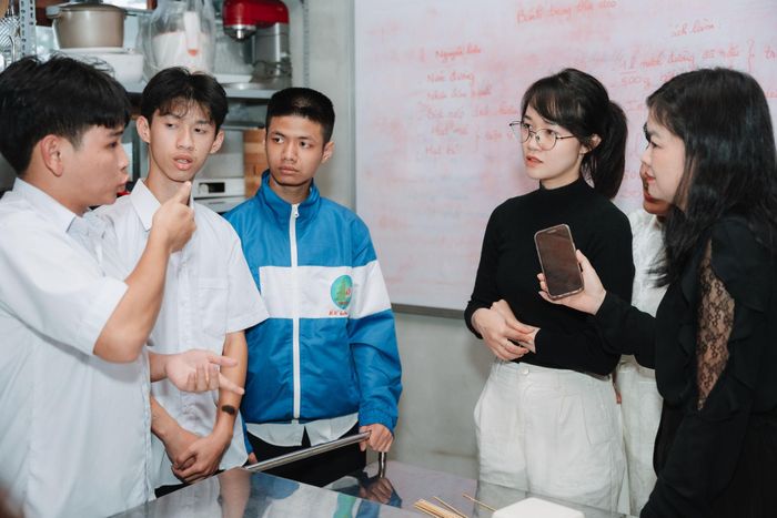 Em Huỳnh Ngọc Dịnh (Áo sơ mi trắng đứng đầu tiên) chia sẻ về quá trình học làm bánh của bản thân