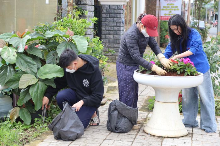 Người dân tổ dân phố Nguyên Tử Lực 2, phường Lâm Viên - Đà Lạt chung tay dọn dẹp vệ sinh, chăm sóc tuyến đường hoa trên địa bàn