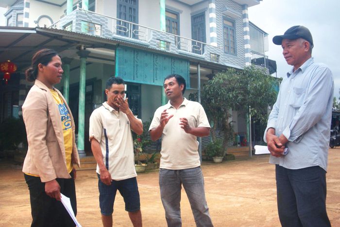 Bí thư Chi bộ K’Bill (ngoài cùng bên phải) gặp gỡ anh, chị em trong “Câu lạc bộ 14 tấn” của thôn