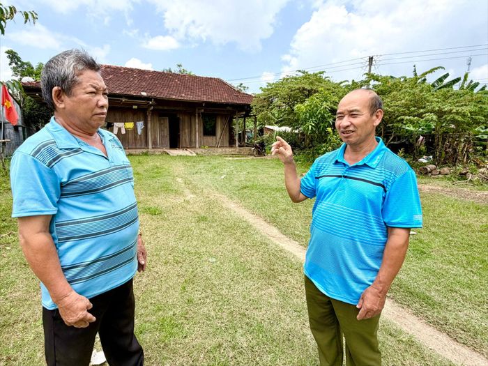 Ông Hầu Văn Sinh, người uy tín thôn 14, xã Nam Dong (bên phải) trao đổi, nắm bắt tình hình đời sống người dân trong thôn