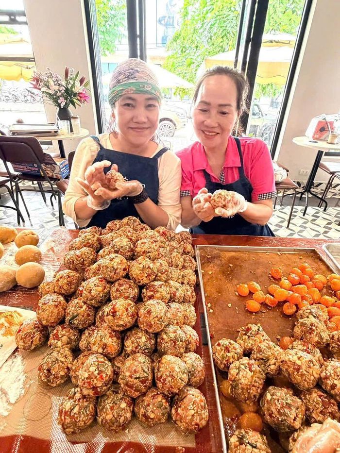 Chị Nguyễn Thị Phương Duyên (áo kem) sát cánh cùng các thành viên trong nhóm thiện nguyện chuẩn bị nguyên liệu làm bánh