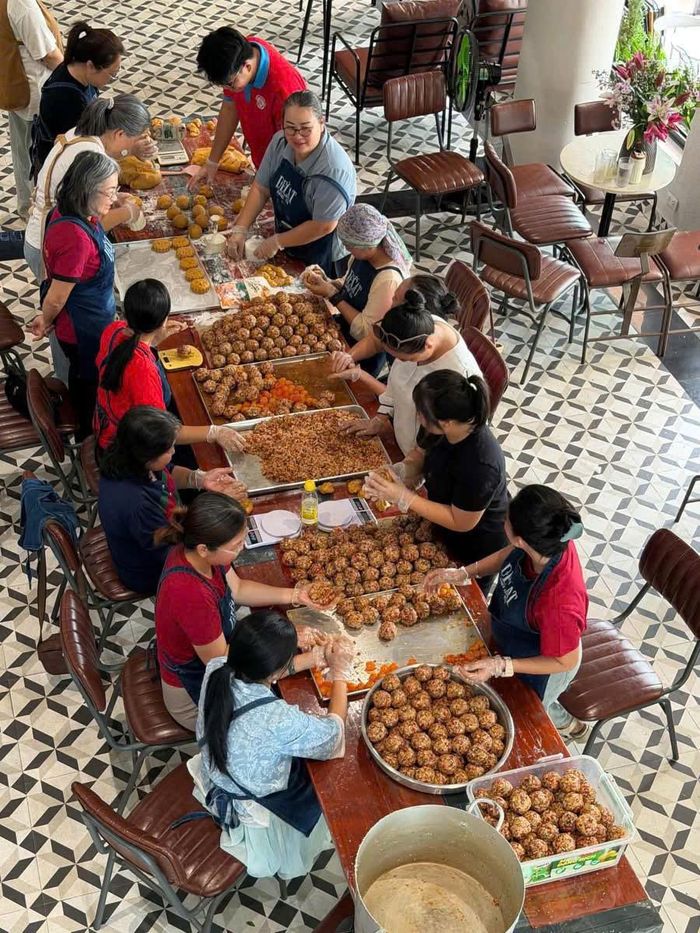 Không khí làm việc khẩn trương nhưng tràn ngập tinh thần đoàn kết của hơn 20 tình nguyện viên trong ngày làm bánh tặng trẻ em vùng biên