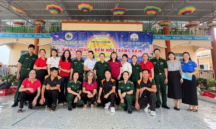 Các chiến sĩ biên phòng cùng các đơn vị tài trợ, nhóm thiện nguyện đồng lòng mang "Đêm hội Trăng rằm" đến với đồng bào và trẻ em xã biên giới Đắk Wil