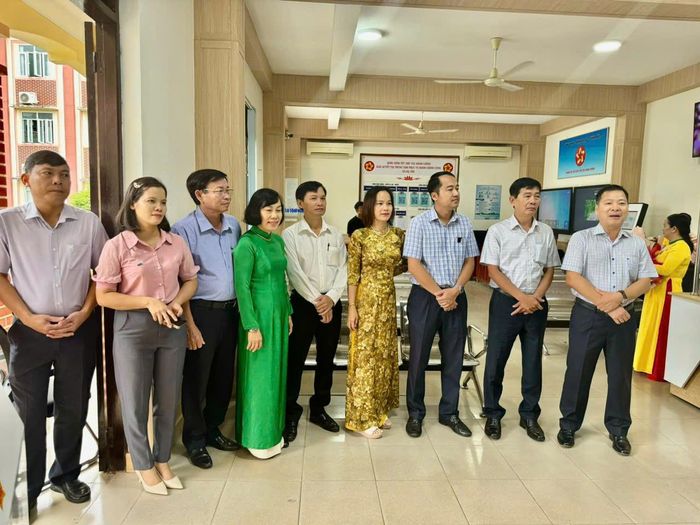 Lãnh đạo xã Đạ Tẻh đi kiểm tra việc phục vụ người dân và doanh nghiệp tại Trung tâm Phục vụ hành chính công của xã