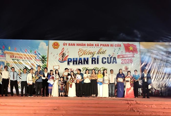Trao giải cho các thí sinh