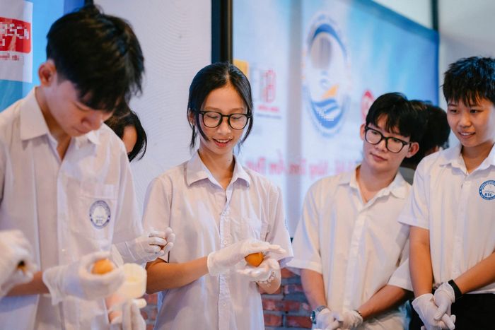 Các bạn tham gia buổi workshop được hướng dẫn chi tiết các khâu làm bánh