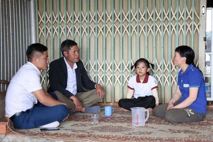 Ông Điểu Đông (thứ 2 từ trái qua), thành viên nhóm Biên giới yêu thương tìm hiểu, xác minh hoàn cảnh của gia đình chị Hoàng Thị Hường