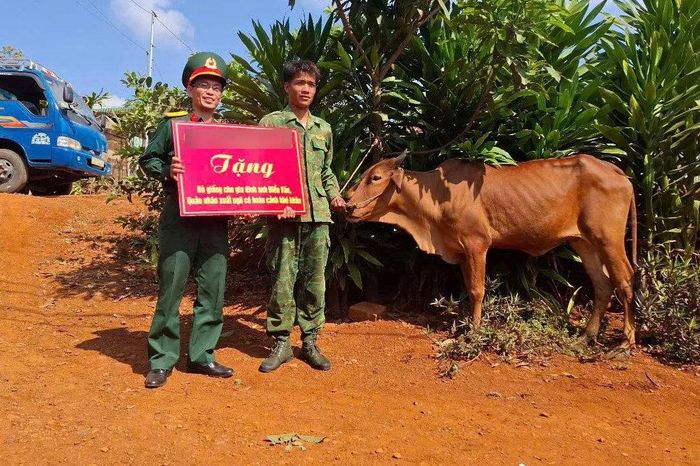 Anh Điểu Văn (thứ 2 từ trái qua) là bộ đội xuất ngũ, có hoàn cảnh khó khăn được nhận bò giống, tạo sinh kế thoát nghèo. Nguồn kinh phí do cán bộ, đảng viên huyện Tuy Đức (cũ) đóng góp