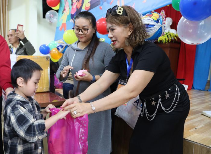 Ban Tổ chức đã trao 100 phần quà gồm: bánh kẹo, bánh Trung thu, lồng đèn… đến các em