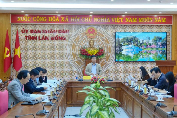 Đồng chí Đinh Văn Tuấn, Tỉnh ủy viên, Phó Chủ tịch UBND tỉnh Lâm Đồng chủ trì buổi làm việc