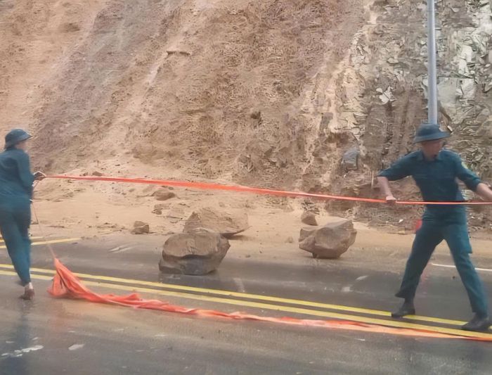 Km225+200 Quốc lộ 20 (thuộc khu vực đèo Prenn, phường Xuân Hương - Đà Lạt) bất ngờ xảy ra sự cố sạt lở taluy dương