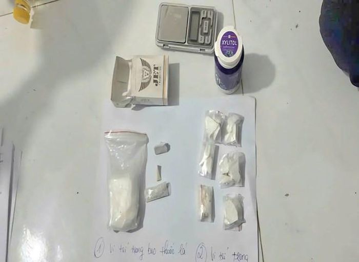 Từ 2 đối tượng sử dụng ma túy, lực lượng Công an Lâm Đồng đã truy ra được đối tượng bán ma túy, thu giữ gần nửa bánh heroin