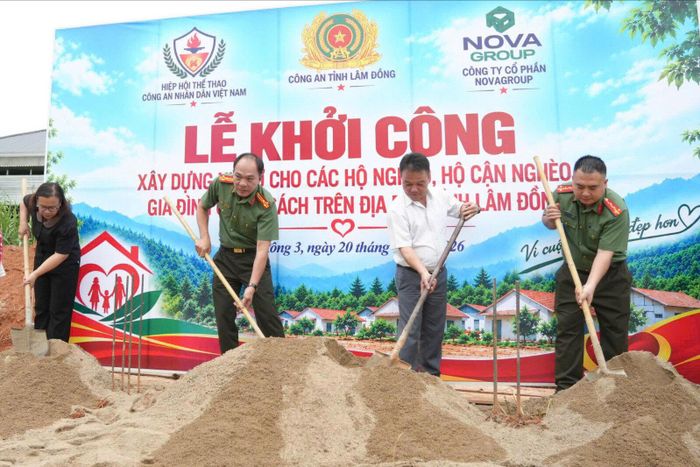Lãnh đạo Phòng Công tác chính trị, Công an tỉnh Lâm Đồng và lãnh đạo xã Đam Rông 3 thực hiện nghi thức khởi công nhà ở cho hộ nghèo, gia đình chính sách tại xã Đam Rông 3