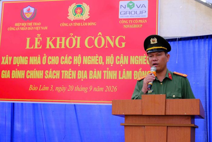 Đại tá Trần Quang Trung, Trưởng Phòng Công tác chính trị, Công an tỉnh phát biểu tại lễ khởi công nhà ở cho hộ nghèo và gia đình chính sách tại xã Bảo Lâm 3 (Ảnh: Trung Hiếu)