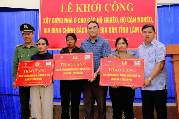 Đại diện các đơn vị trao biểu trưng hỗ trợ tiền xây nhà cho cho hộ nghèo, hộ cận nghèo và gia đình chính sách tại xã Bảo Lâm 3 (Ảnh: Trung Hiếu)