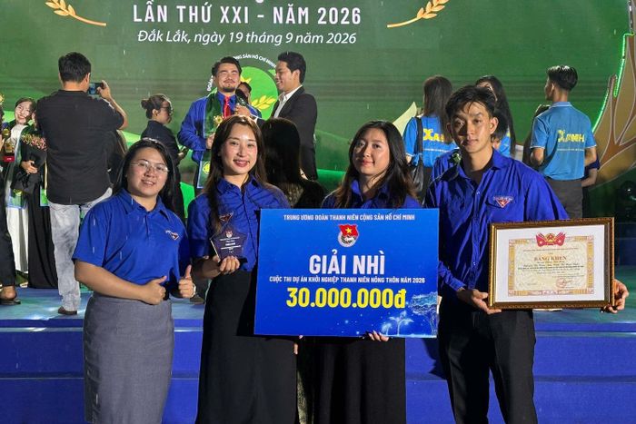 Các tác giả dự án Nông Lạc nhận giải Nhì tại vòng chung kết