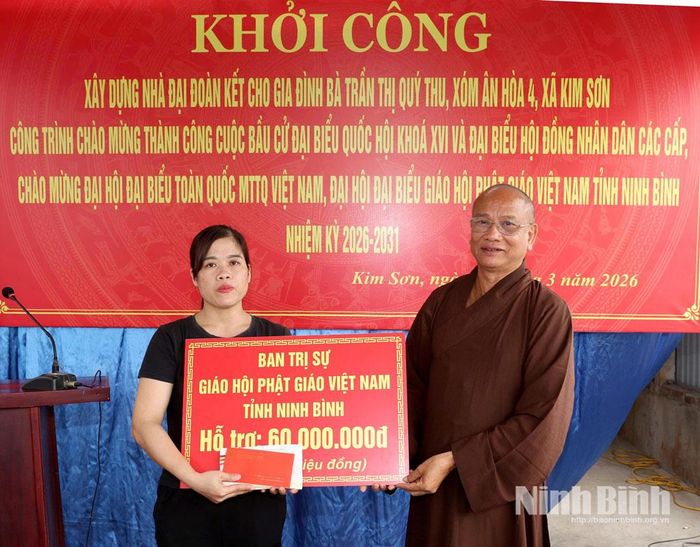 Ban Trị sự Giáo hội Phật giáo tỉnh hỗ trợ xây dựng nhà Đại đoàn kết cho gia đình bà Trần Thị Quý Thu, xã Kim Sơn. Ảnh: Minh Quang