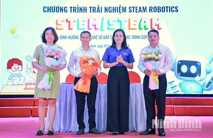 Lãnh đạo Tỉnh đoàn tặng hoa chúc mừng các đơn vị tham gia chương trình.