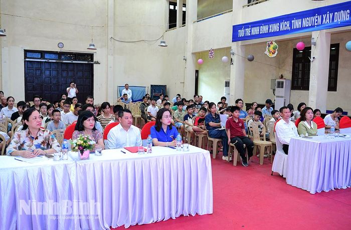 Các đại biểu dự chương trình.