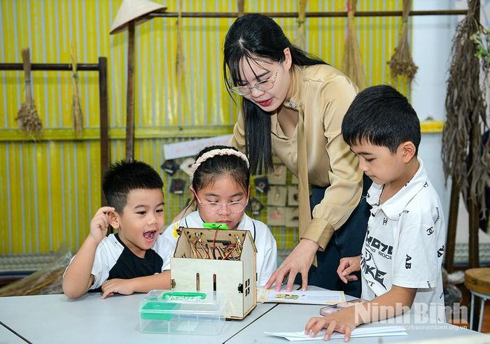 Học sinh thích thú tham gia trải nghiệm Robotics.