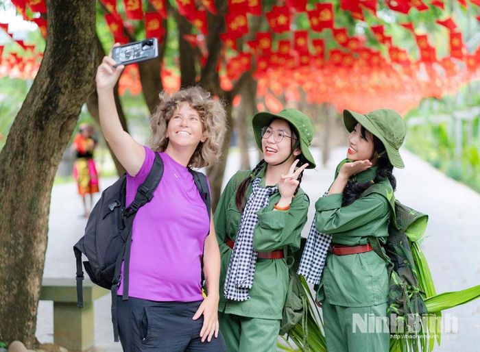 Du khách quốc tế lưu lại những khoảnh khắc đẹp tại Khu du lịch sinh thái Thung Nham, phường Nam Hoa Lư. Ảnh: Ngọc Linh