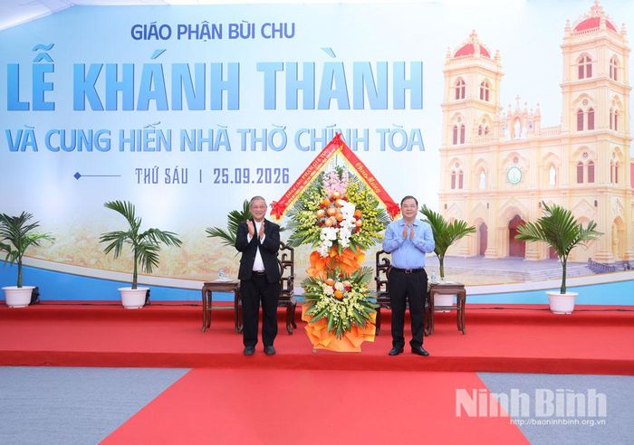Đồng chí Phạm Gia Túc, Ủy viên Bộ Chính trị, Phó Thủ tướng Thường trực Chính phủ tặng hoa chúc mừng Đức Giám mục Tôma Vũ Đình Hiệu và Giáo phận Bùi Chu nhân dịp Nhà thờ Chính tòa chuẩn bị khánh thành.