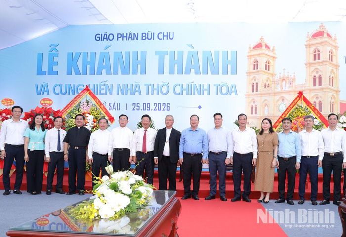 Đồng chí Phạm Gia Túc, Ủy viên Bộ Chính trị, Phó Thủ tướng Thường trực Chính phủ và các đại biểu chụp ảnh lưu niệm.