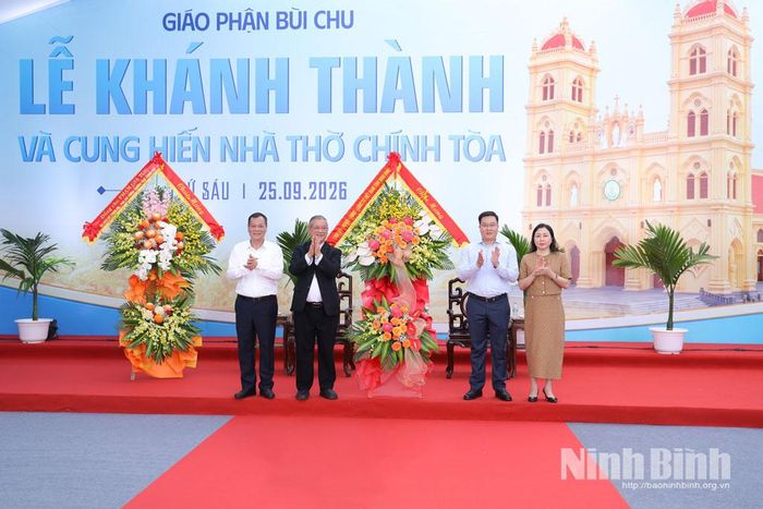 Các đồng chí: Trần Đăng Quỳnh, Ủy viên Dự khuyết Trung ương Đảng, Phó Bí thư Thường trực Tỉnh ủy; Lê Quốc Chỉnh, Phó Bí thư Tỉnh ủy, Chủ tịch HĐND tỉnh; Đinh Thị Lụa, Phó Bí thư Tỉnh ủy, Chủ tịch Ủy ban MTTQ Việt Nam tỉnh tặng hoa chúc mừng Đức Giám mục Tôma Vũ Đình Hiệu và Giáo phận Bùi Chu nhân dịp Nhà thờ Chính tòa chuẩn bị khánh thành.