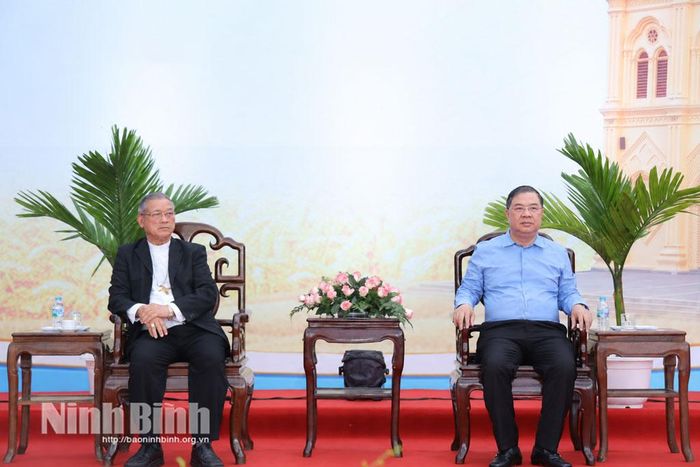 Đức Giám mục Tôma Vũ Đình Hiệu đón tiếp Phó Thủ tướng Thường trực Chính phủ Phạm Gia Túc.