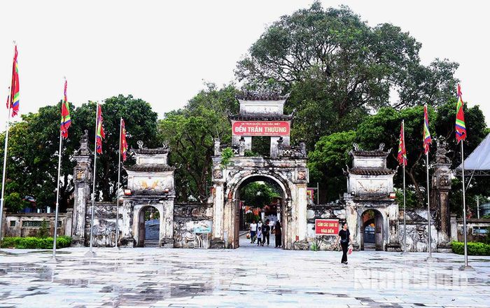 Quang cảnh Đền Trần Thương.