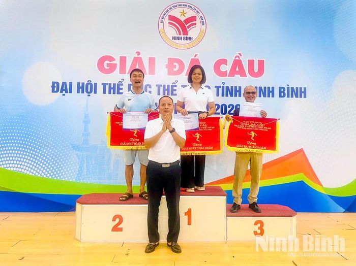 Ban Tổ chức Giải trao Cờ Nhất, Nhì, Ba toàn đoàn cho các đơn vị đạt thành tích cao môn đá cầu.