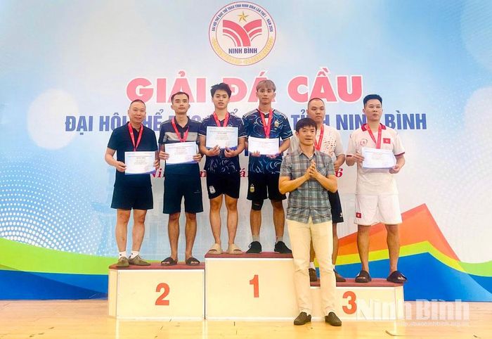 Ban Tổ chức Giải trao Huy chương Vàng, Bạc, Đồng và giấy chứng nhận cho các vận động viên đạt thành tích xuất sắc nội dung đôi nam môn đá cầu.