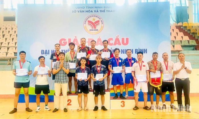 Ban Tổ chức Giải trao huy chương Vàng, Bạc, Đồng và giấy chứng nhận cho các vận động viên đạt thành tích xuất sắc nội dung đồng đội nam môn đá cầu.