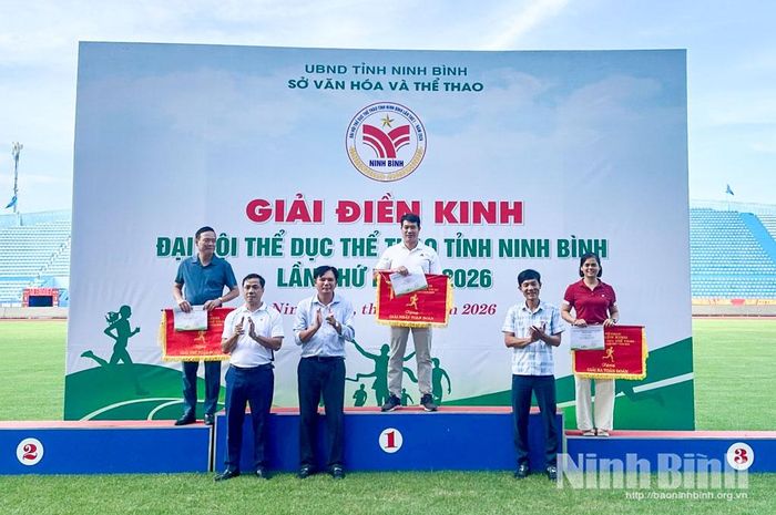 Ban Tổ chức Giải trao Cờ Nhất, Nhì, Ba toàn đoàn cho các đơn vị đạt thành tích cao môn điền kinh.