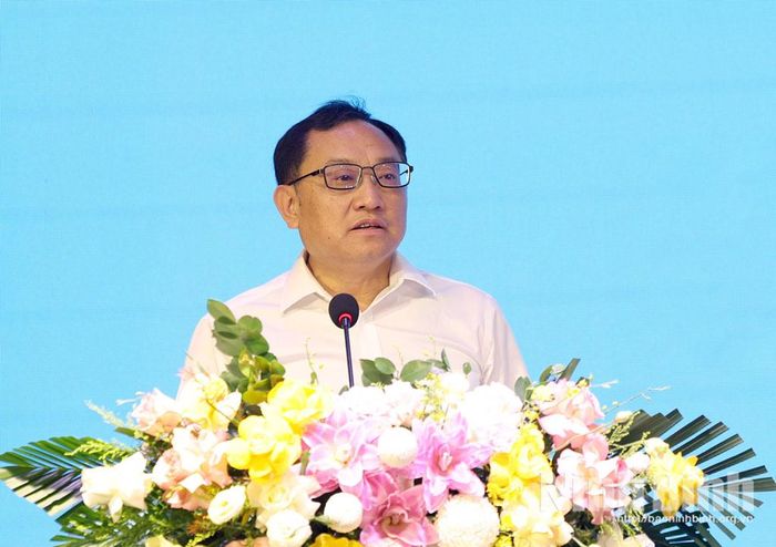 Ông Peng Bin, Phó Trưởng Ban Tuyên truyền Tỉnh ủy Vân Nam, Giám đốc Văn phòng Văn minh tỉnh Vân Nam (Trung Quốc) phát biểu tại chương trình.